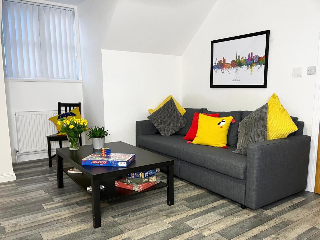 Harland View Apartment في بلفاست: غرفة معيشة مع أريكة وطاولة