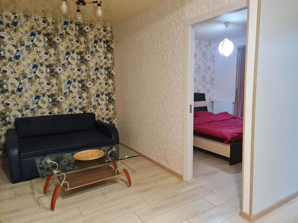 uma sala de estar com um sofá e uma cama em Saburtalo em Tbilisi