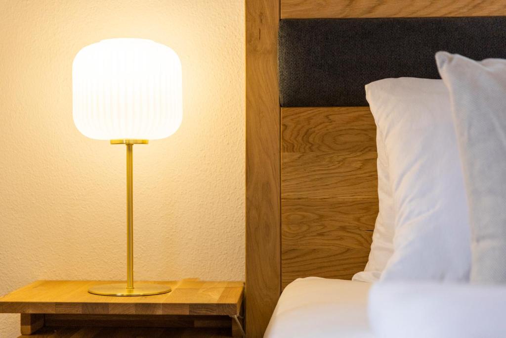 Postel nebo postele na pokoji v ubytování Das Ferienhaus mit Sauna! Neu renoviertes "Liebler Heimathaus" mit Sauna aus Zirben-Altholz, einer "Styrian Whisky Relaxing Lounge" sowie großer Panoramaterrasse!