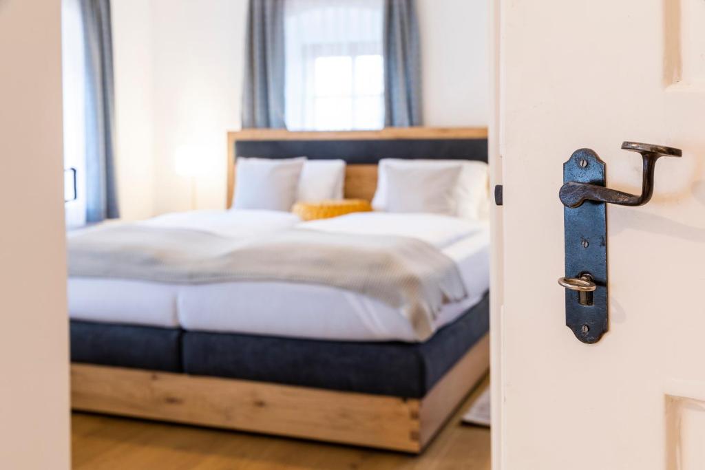 Postel nebo postele na pokoji v ubytování Das Ferienhaus mit Sauna! Neu renoviertes "Liebler Heimathaus" mit Sauna aus Zirben-Altholz, einer "Styrian Whisky Relaxing Lounge" sowie großer Panoramaterrasse!