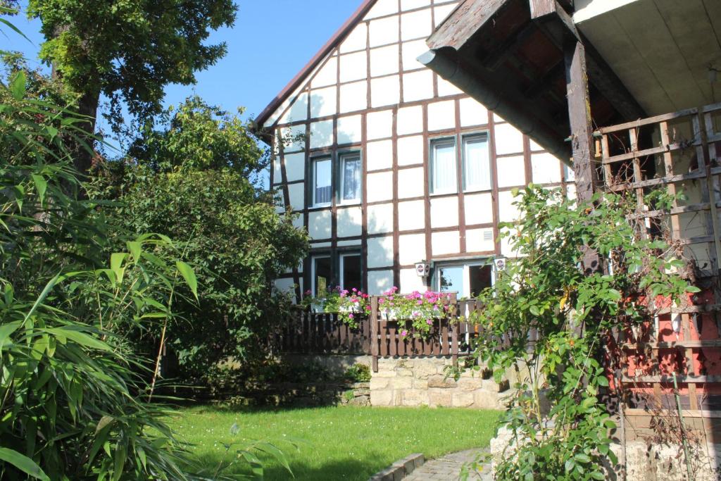 ein altes Haus mit einem Zaun davor in der Unterkunft Hotel Bad Langensalza Eichenhof in Bad Langensalza