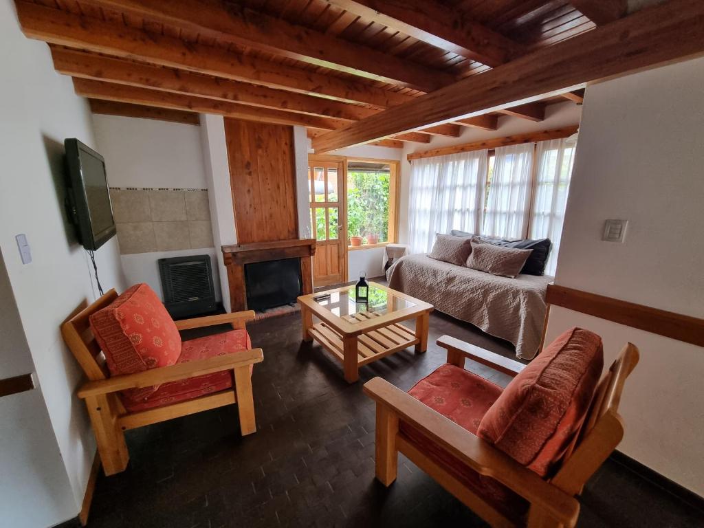 TV a/nebo společenská místnost v ubytování Cabañas Del Lacar