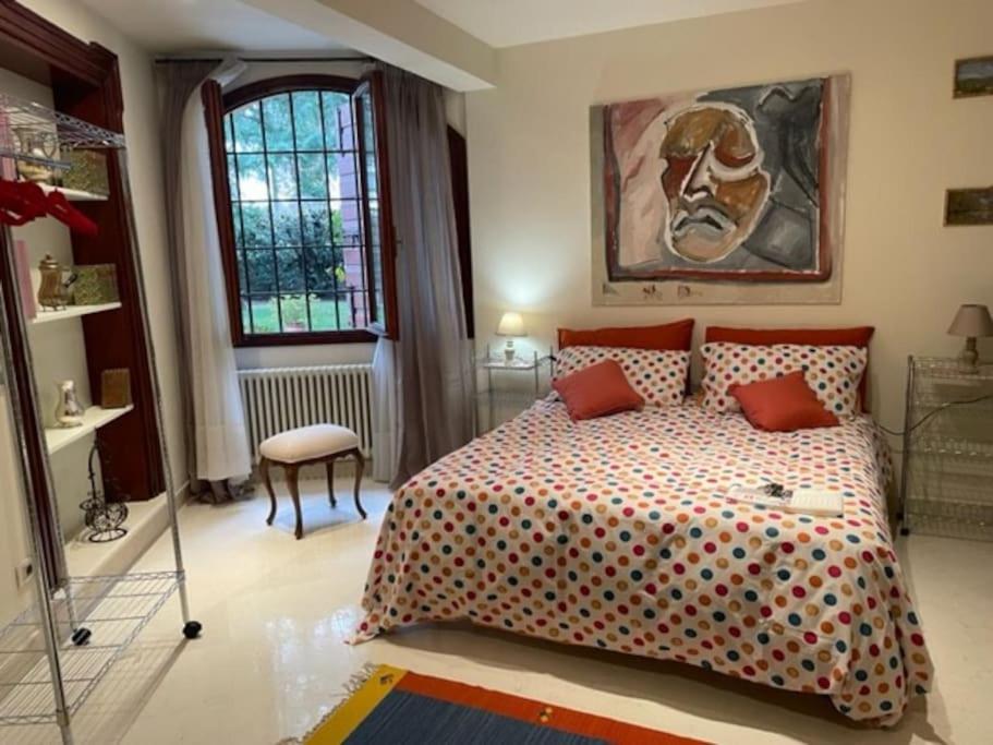 ein Schlafzimmer mit einem Bett und einem Wandgemälde in der Unterkunft il loggiato 1 in Castelfranco Veneto