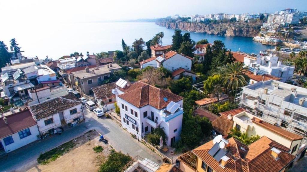 eine Luftansicht einer Stadt neben dem Wasser in der Unterkunft Hadrianus Hotel in Antalya