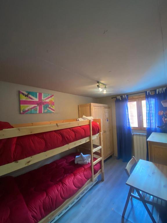 Uma ou mais camas em beliche num quarto em B&amp;B Snow Village Roccaraso