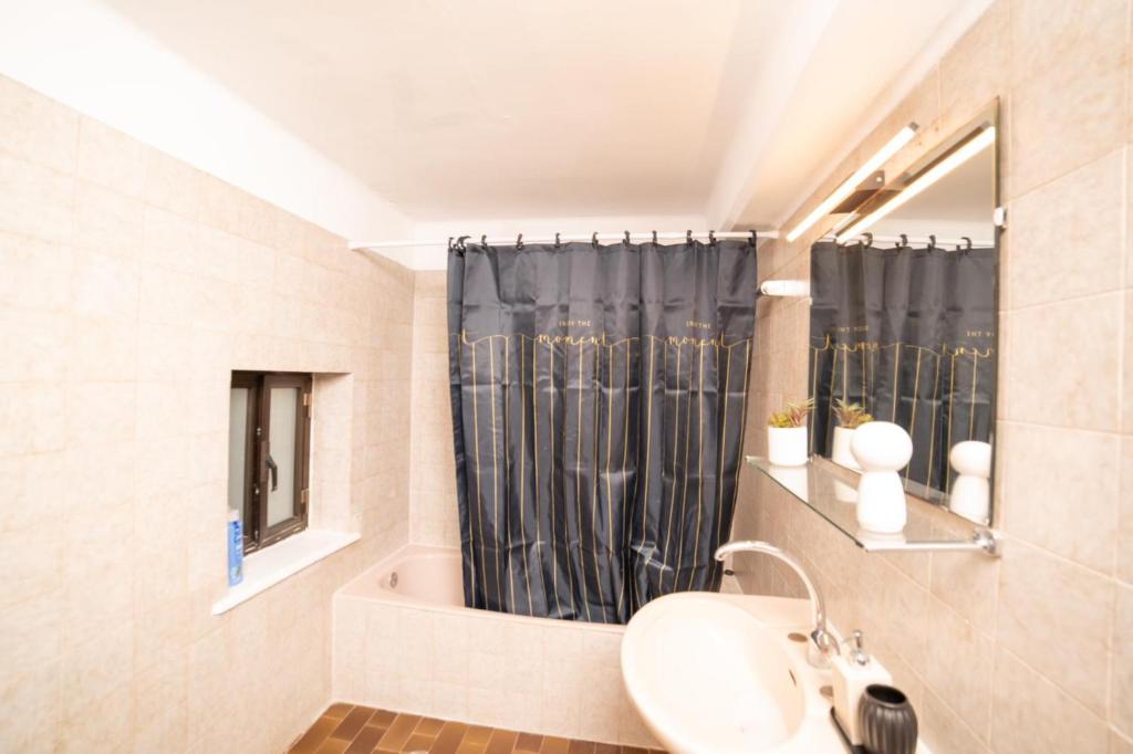 Koupelna v ubytování Art Apartment In Mamila - Villa Rehavia