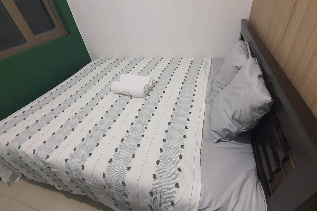 een ongemaakt bed met een handdoek erop bij simple and affordable staycation in Manilla