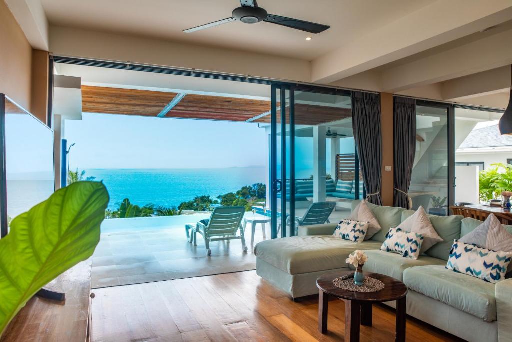 un soggiorno con divano e vista sull'oceano di Tahiana Villa a Haad Tian