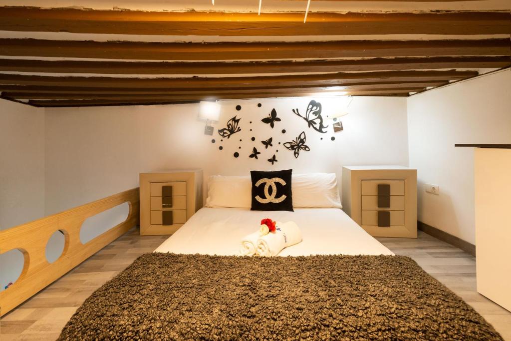 Cama o camas de una habitación en Apartamentos Day Madrid VALLE Centro Gran Via Sol Malasaña