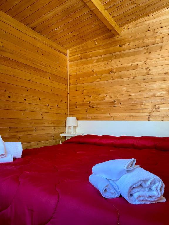 Uma cama ou camas num quarto em B&amp;B Snow Village Roccaraso