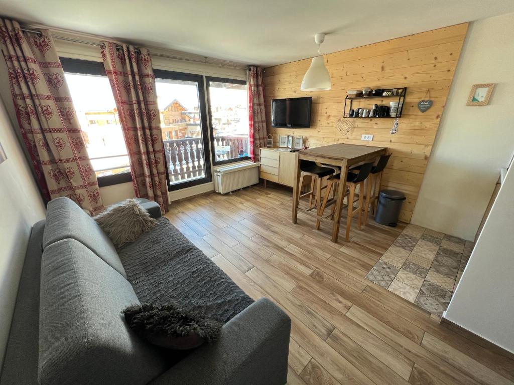 un soggiorno con divano e tavolo di Studio 4 pers, ménage inclus à Val Thorens a Val Thorens