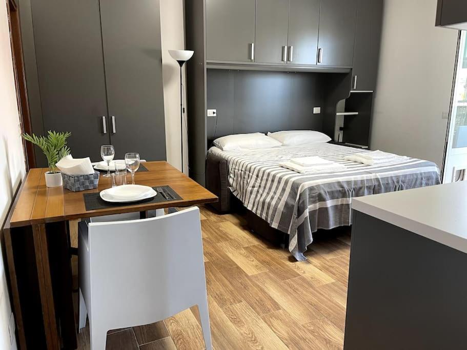 een kleine kamer met een bed en een tafel met een tafel sidx sidx bij [FREE PARKING] il terrazzino ⭑⭑⭑⭑⭑ in Milaan