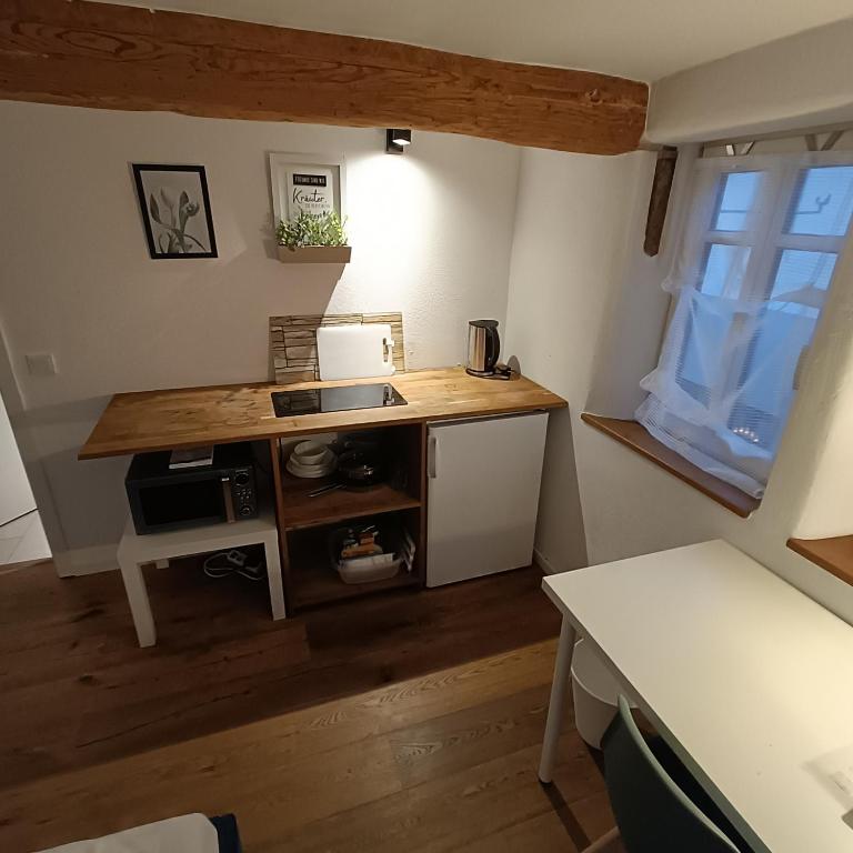 Kuchyň nebo kuchyňský kout v ubytování Apartments & möblierte Zimmer in Kahl am Main, kontaktloser Self Check-in, W-Lan, Schreibtisch, Duschbad, Küchenzeile, PKW-Plätze