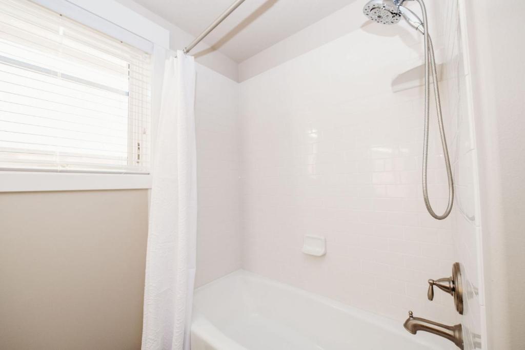 Koupelna v ubytování 2-Bd Apt w/ WiFi, Netflix, Mtn Views in DT Ogden