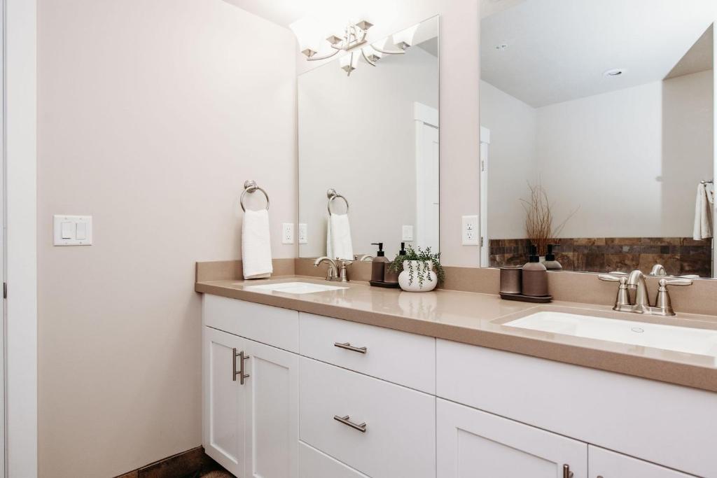 Koupelna v ubytování 2-Bd Apt w/ WiFi, Netflix, Mtn Views in DT Ogden