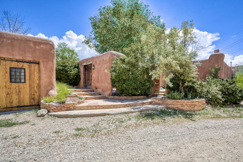 una casa en el desierto con un edificio en Historic Hacienda, en Ranchos de Taos