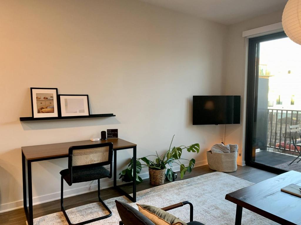 un soggiorno con tavolo e TV di Flexhome Brown Deer 1BR Apt G1 - READ INFO a Brown Deer