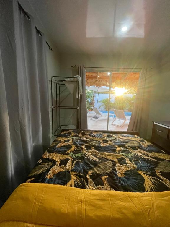 - une chambre avec un lit et une vue sur une terrasse dans l'établissement Villa confortable para 7 personas, à Pedernales