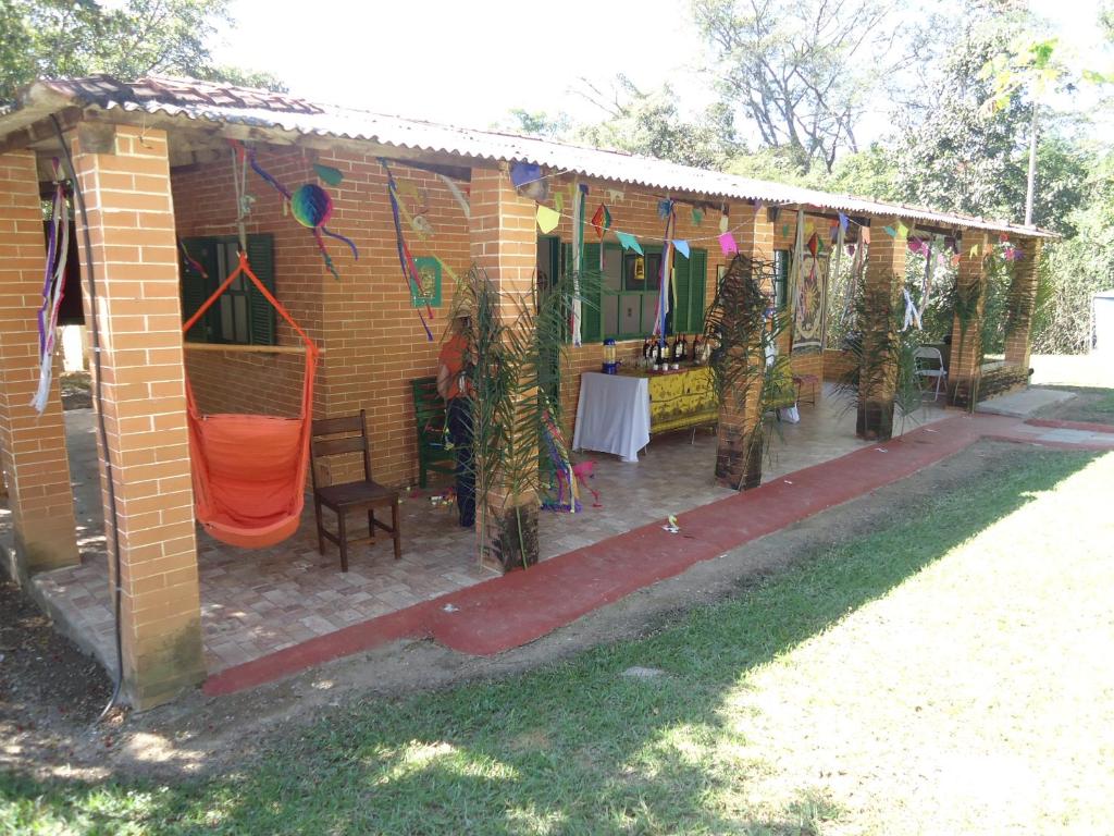 a small house with a table and a fence at Estalagem das Estrelas in Cristalina