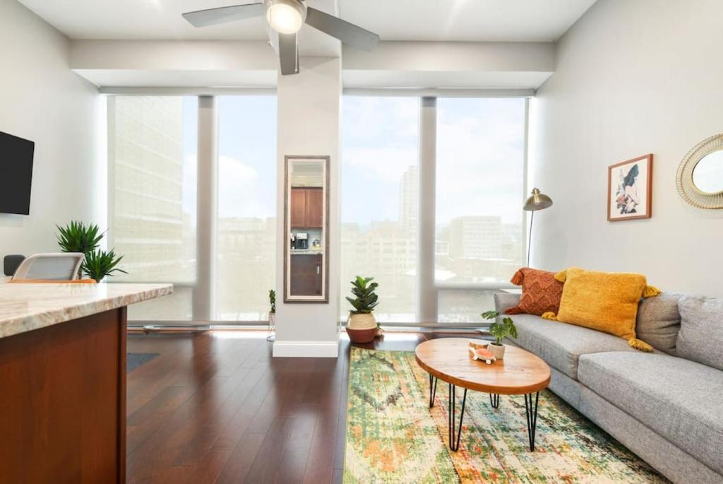 ein Wohnzimmer mit Sofa und Tisch in der Unterkunft HostWise Stays - The Washington at Chatham - Free Parking, Private Gym, More! in Pittsburgh