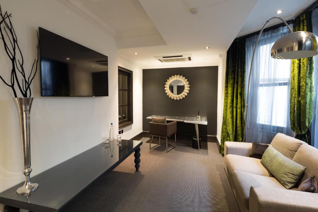 The Exhibitionist Hotel - Drop Dead Magnifique Splash Suite