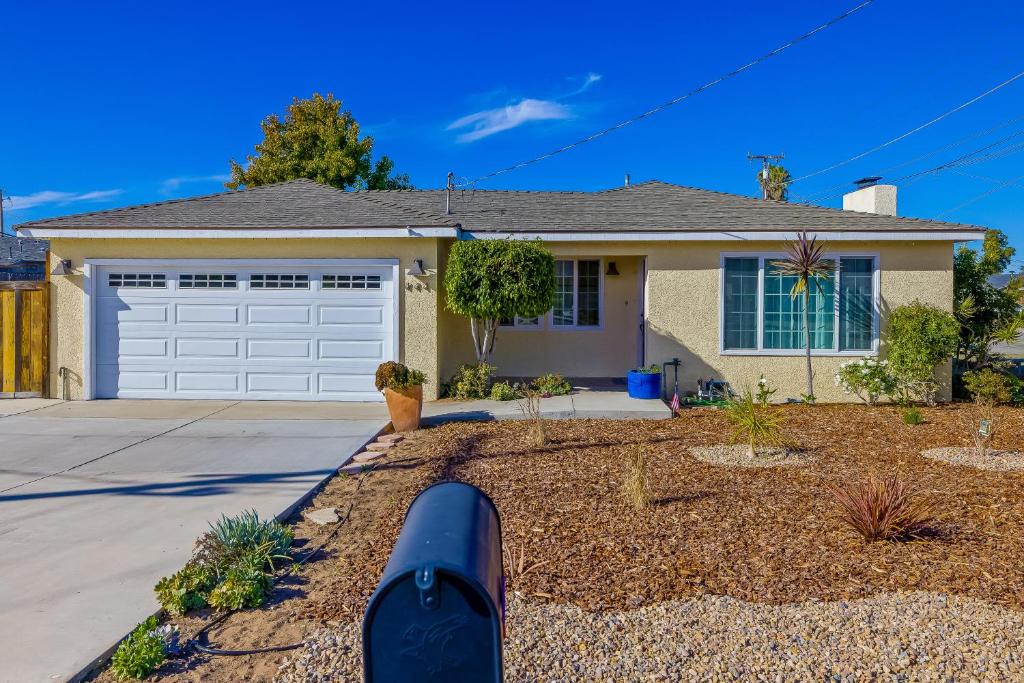 ein Haus mit einer Auffahrt mit einer Garage in der Unterkunft Cozy Oak in Arroyo Grande