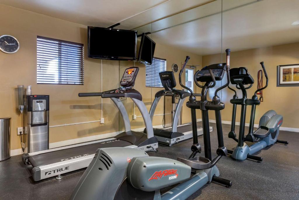 Fitness centrum a/nebo fitness zařízení v ubytování Best Western Plus King's Inn and Suites