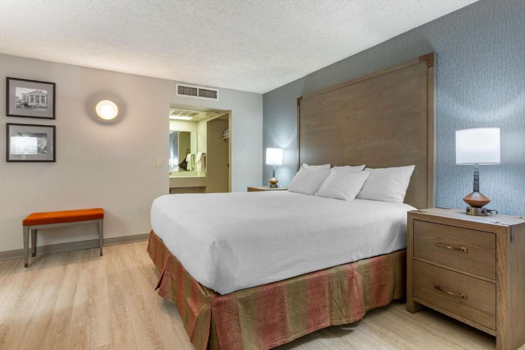 Postel nebo postele na pokoji v ubytování Best Western Plus King's Inn and Suites