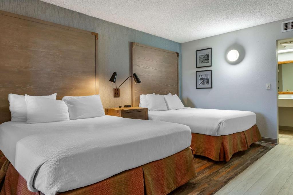 Postel nebo postele na pokoji v ubytování Best Western Plus King's Inn and Suites