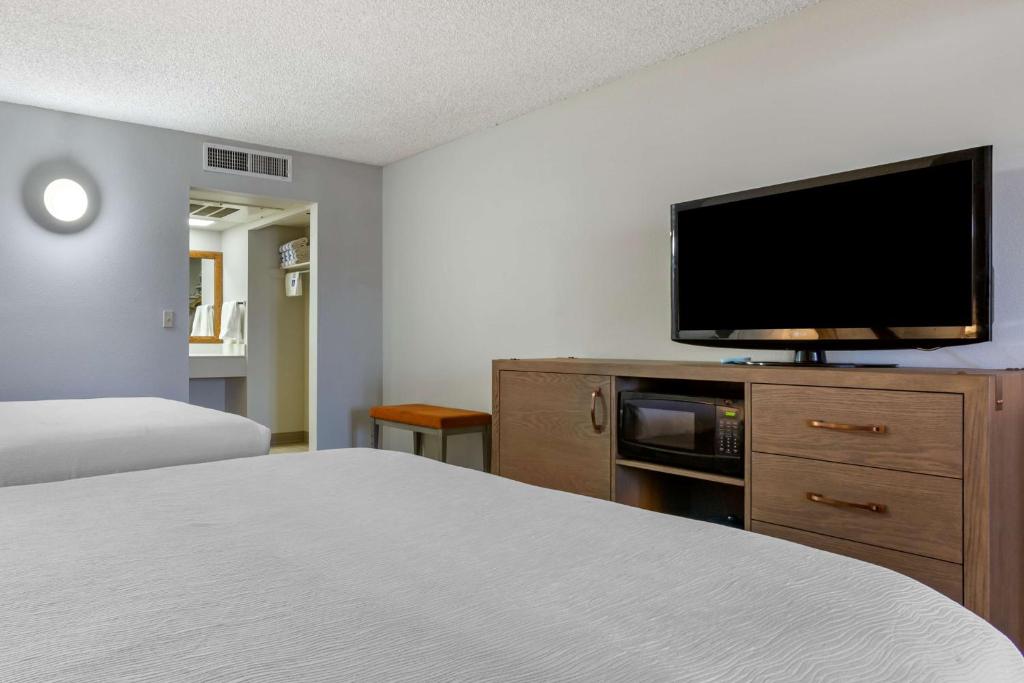TV a/nebo společenská místnost v ubytování Best Western Plus King's Inn and Suites