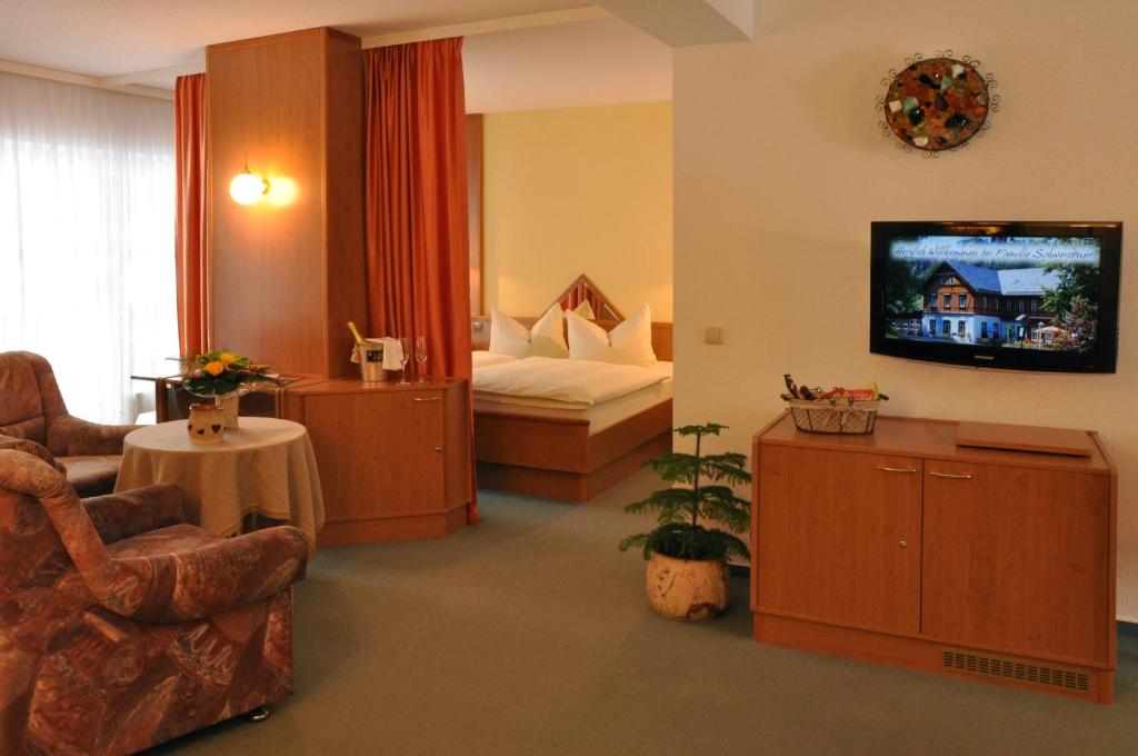 TV a/nebo společenská místnost v ubytování Hotel Gondelfahrt
