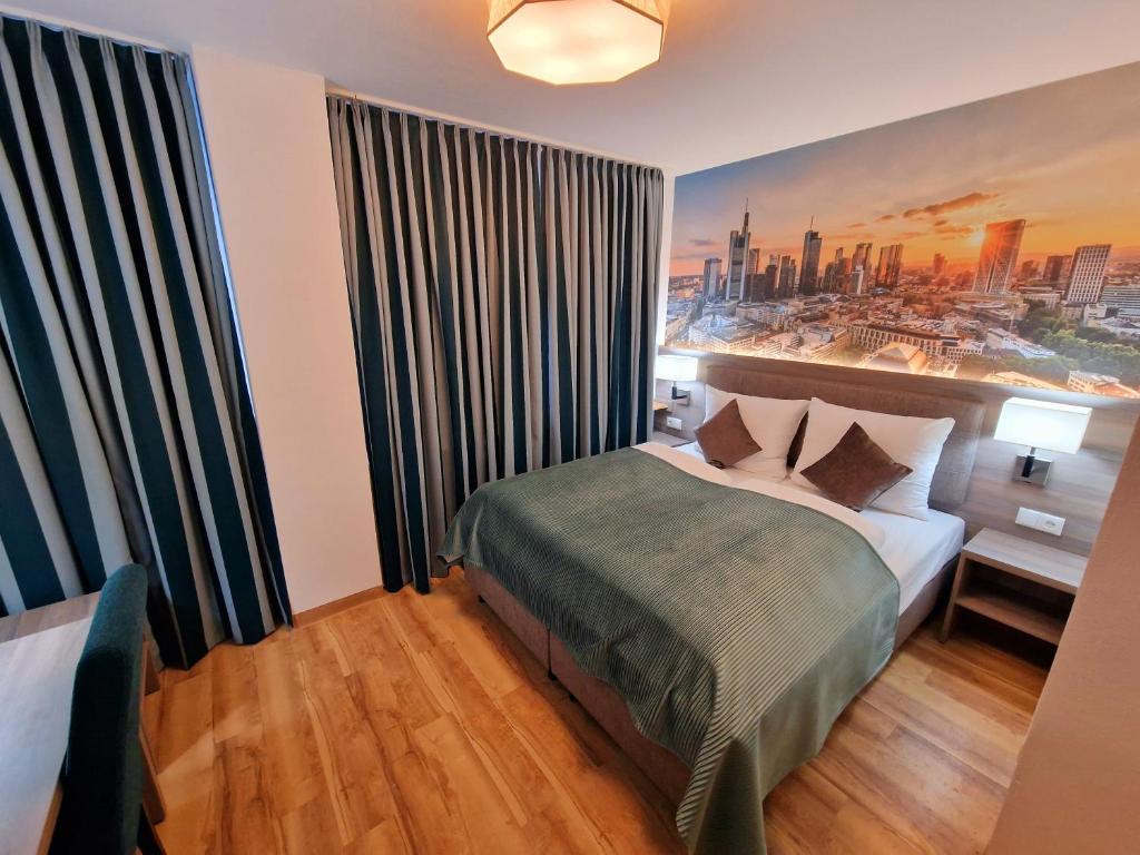 sypialnia z łóżkiem i obrazem miasta w obiekcie Sophien Hotel w Frankfurcie nad Menem