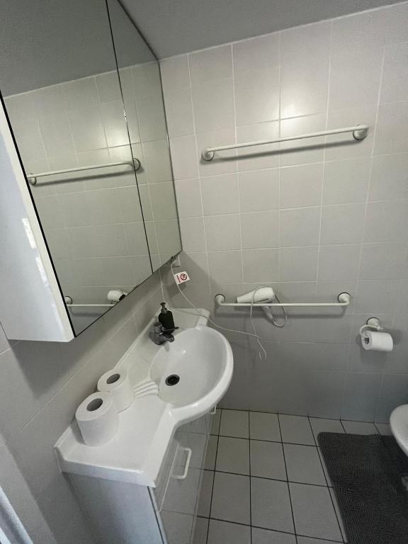 Koupelna v ubytování Private room with ensuite in the CBD