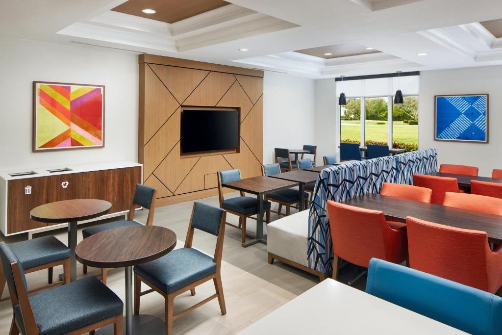 The lounge or bar area at Holiday Inn Express Hotel & Suites Port St. Lucie West, an IHG Hotel
