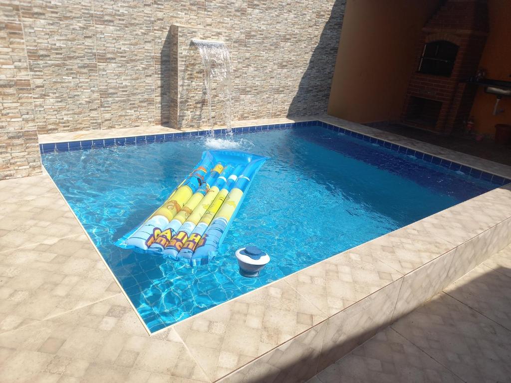- une piscine avec une bande de boules gonflables dans l'établissement Casa de praia verde mar, à Itanhaém