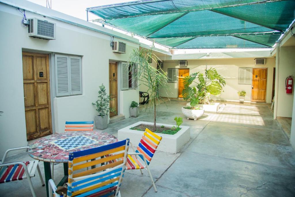 un patio con mesa y sillas frente a una casa en Hotel Anmara en San Juan
