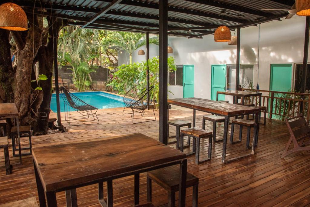 Bazén v ubytování Refugio Surf Lodge nebo v jeho okolí