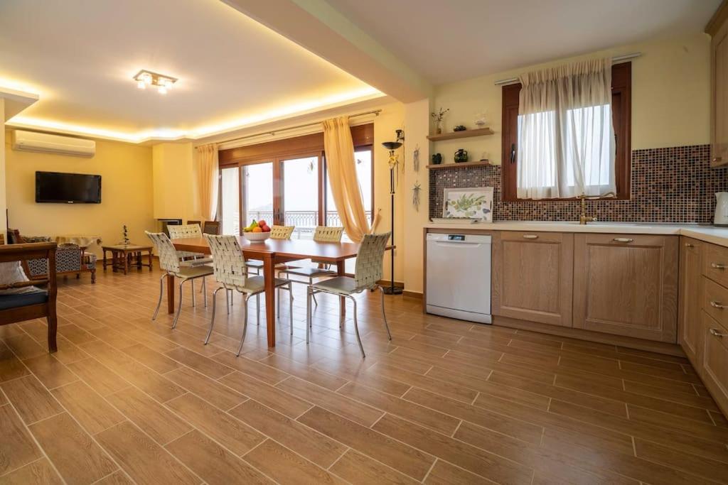 Kuchyň nebo kuchyňský kout v ubytování VillaAriadniNafplion