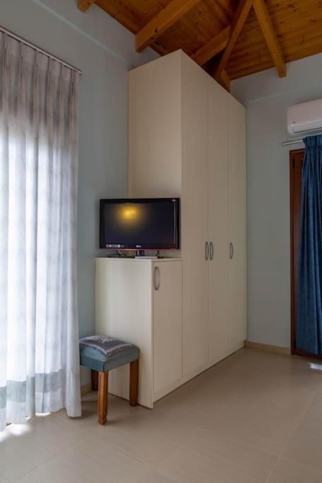 TV a/nebo společenská místnost v ubytování VillaAriadniNafplion