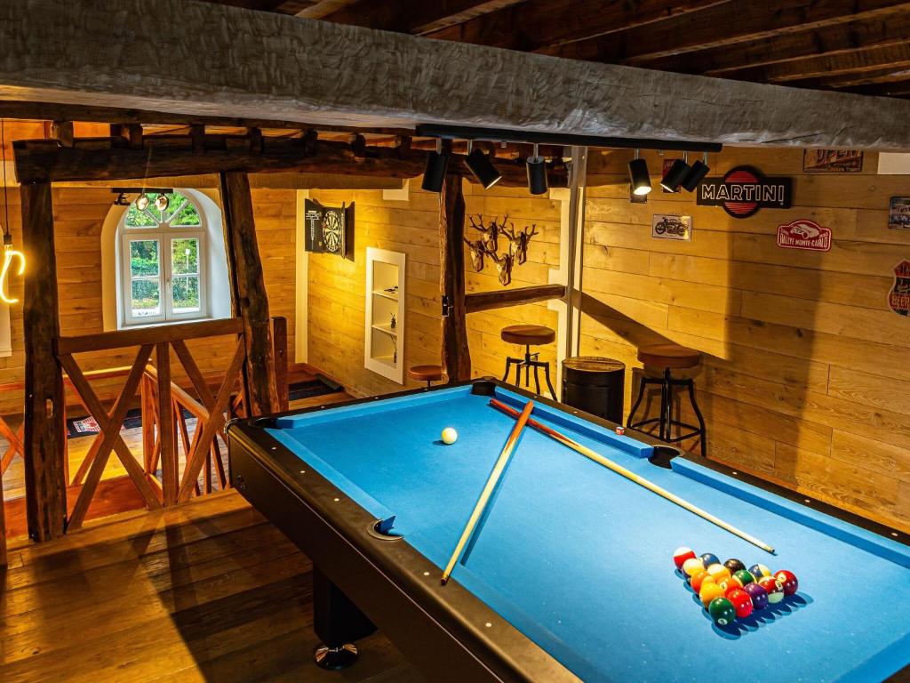 una mesa de billar en una habitación con paredes de madera en Holiday home Aywaille, en Aywaille