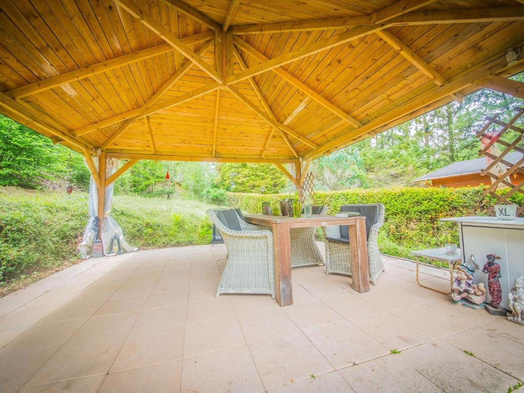 Zahrada ubytování Chalet in Rendeux with BBQ Terrace
