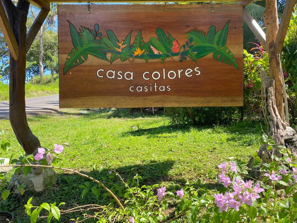 モンテスマにあるCasa Coloresのカサ・コルコス城の看板