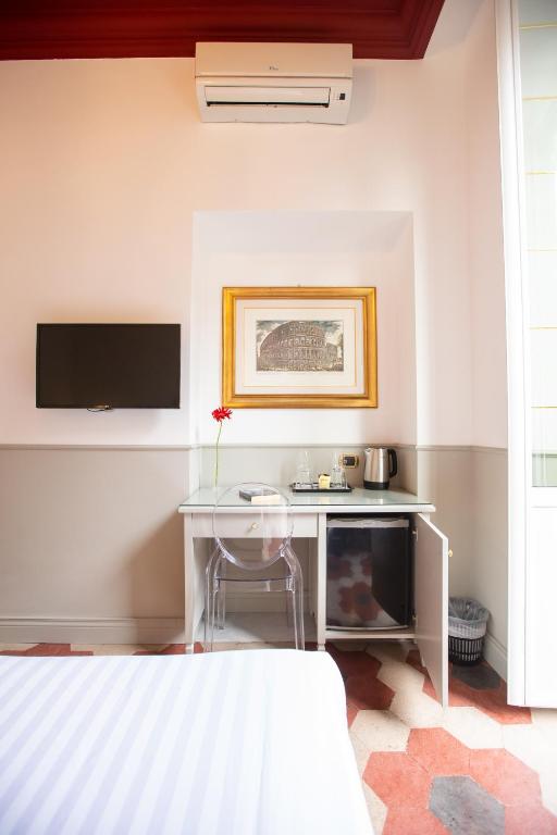 A television and/or entertainment centre at Duelle Vatican Suite