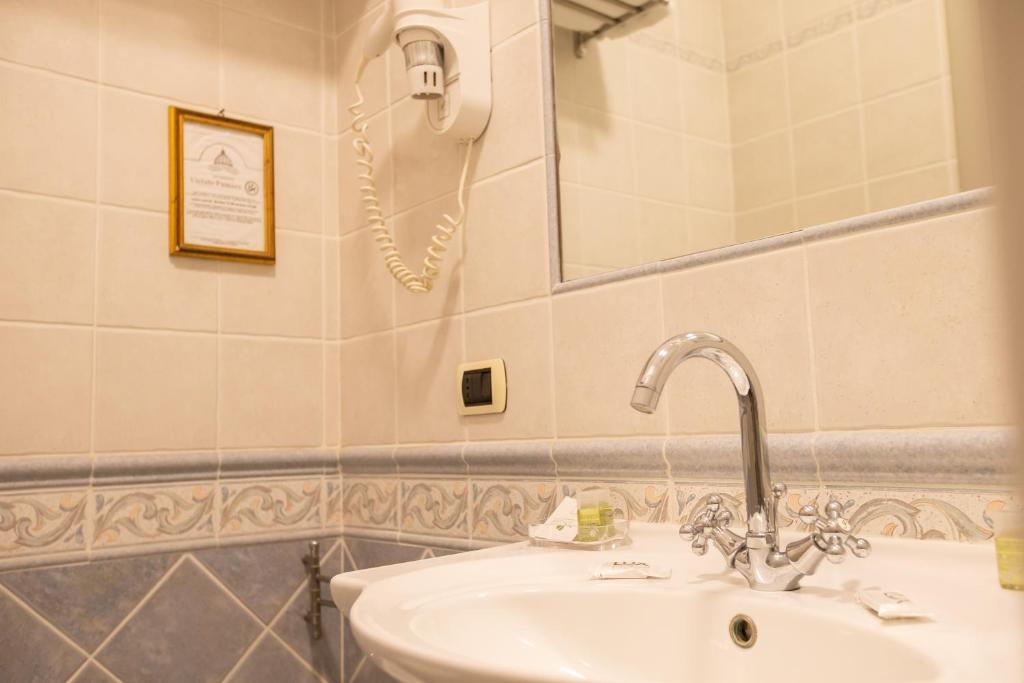 A bathroom at Duelle Vatican Suite