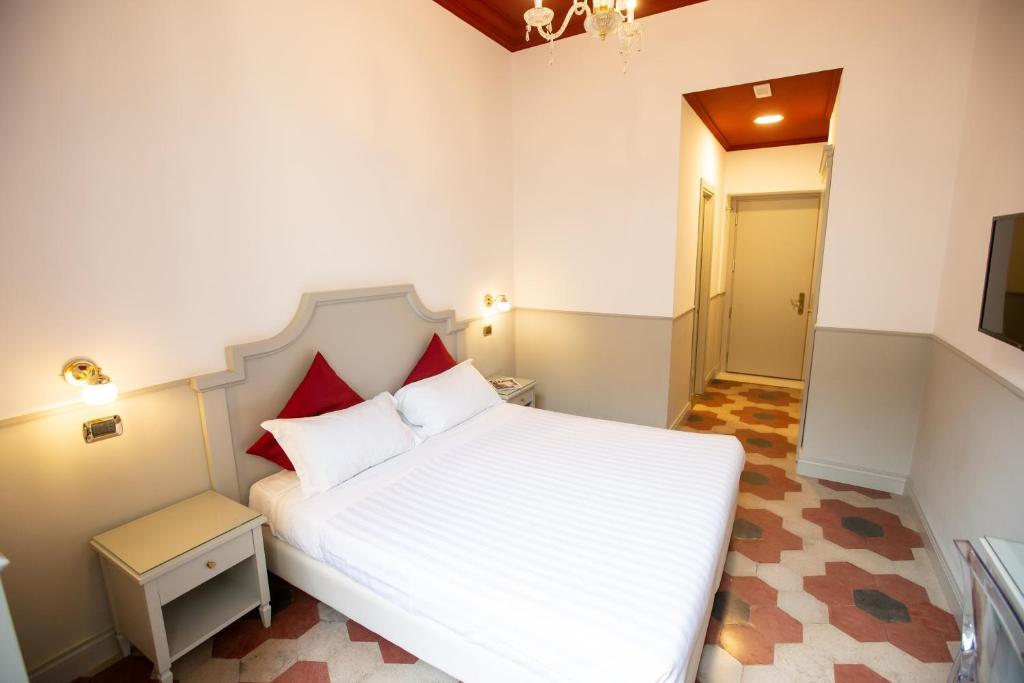 A bed or beds in a room at Duelle Vatican Suite