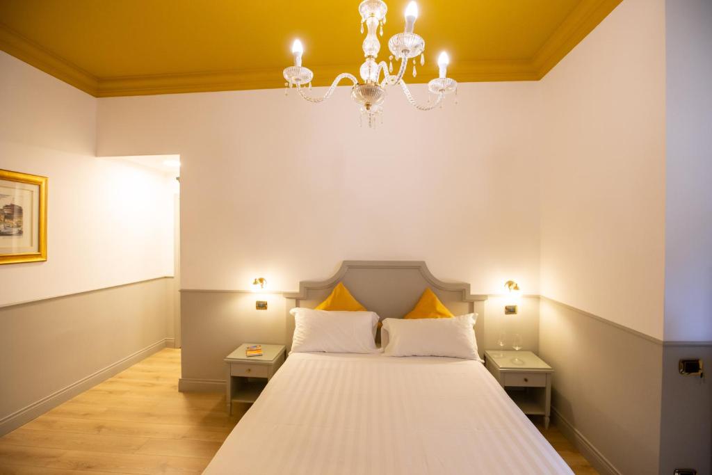 A bed or beds in a room at Duelle Vatican Suite