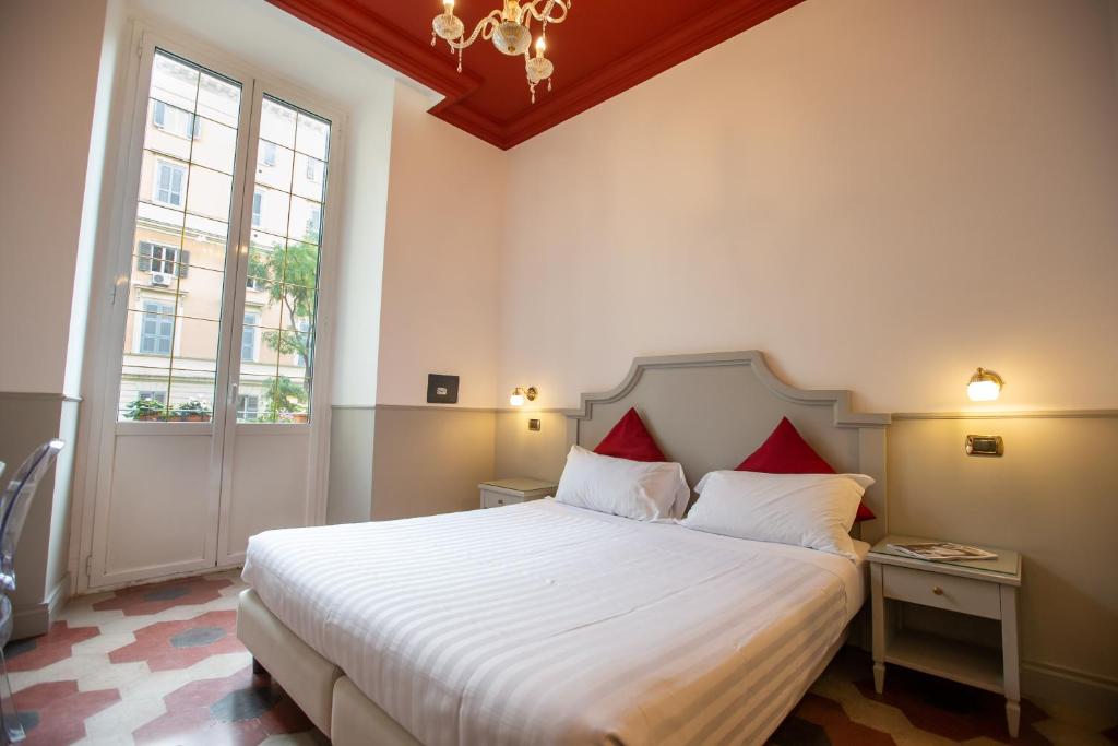 A bed or beds in a room at Duelle Vatican Suite