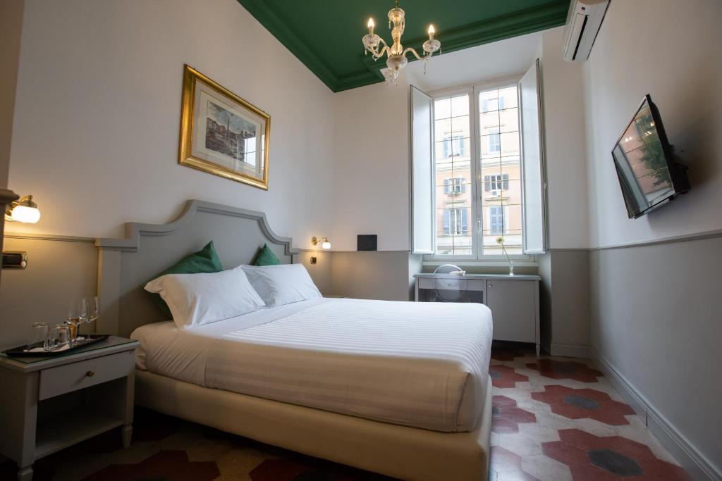 A bed or beds in a room at Duelle Vatican Suite
