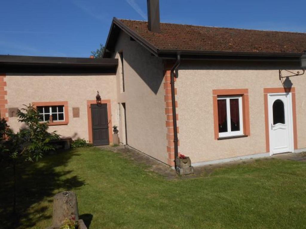 ein kleines Haus mit einem Rasenplatz davor in der Unterkunft Gîte Corcieux, 3 pièces, 4 personnes - FR-1-589-36 in Corcieux