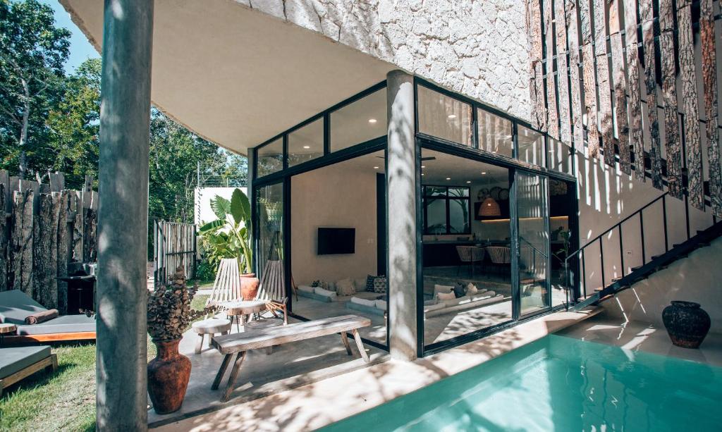 een huis met een zwembad en een patio bij 3BD Luxury Villa Private pool & with special fee to access Hotel Bardo 4B in Tulum